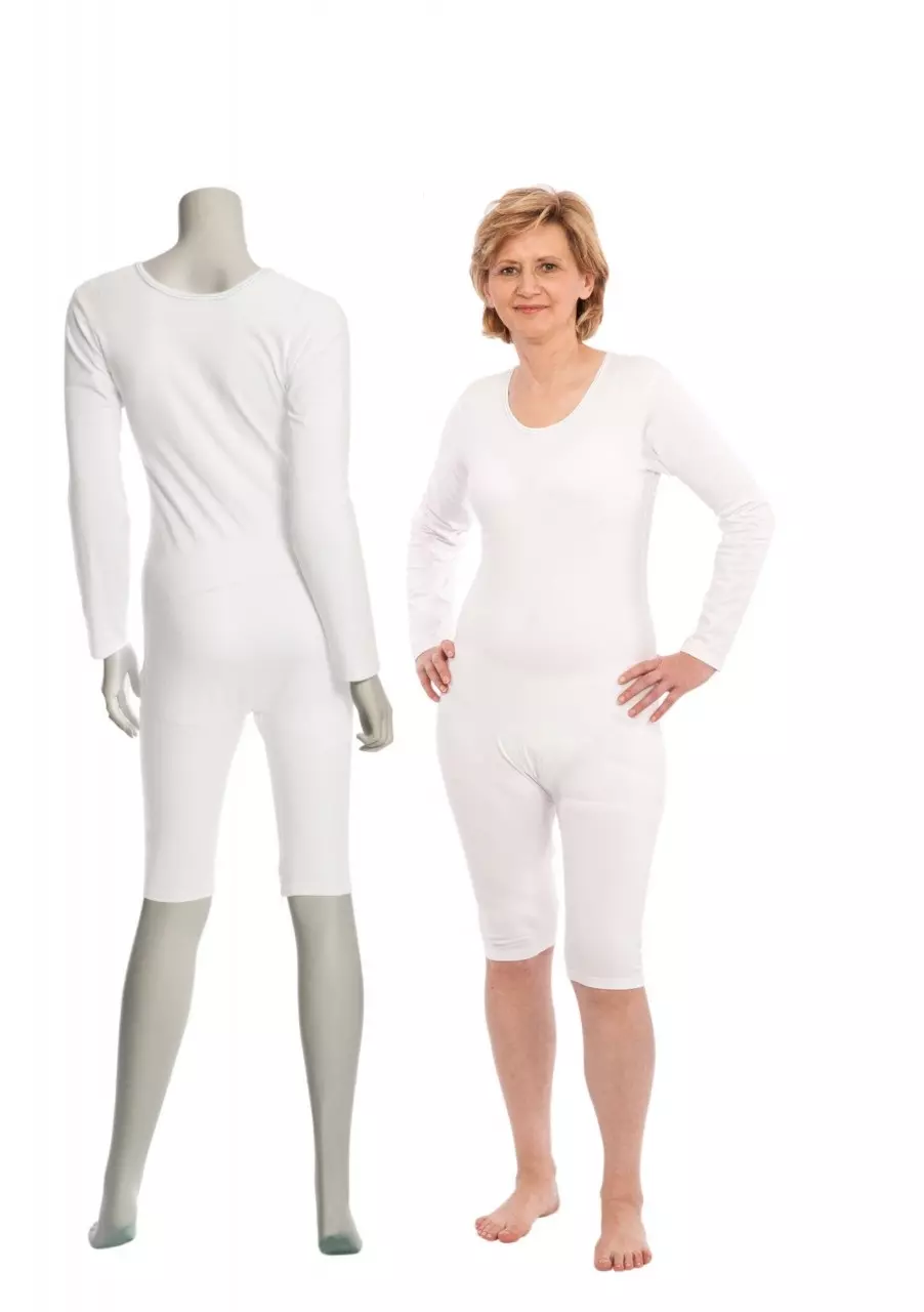 Suprima Pflegebody in Weiß, langer Arm, mit teilbarem Beinreißverschluss für einfachen Wechsel von Inkontinenzmaterial ohne vollständiges Entkleiden. Material: 92 % Baumwolle, 8 % Elasthan. Größen S bis XXL. (4699)