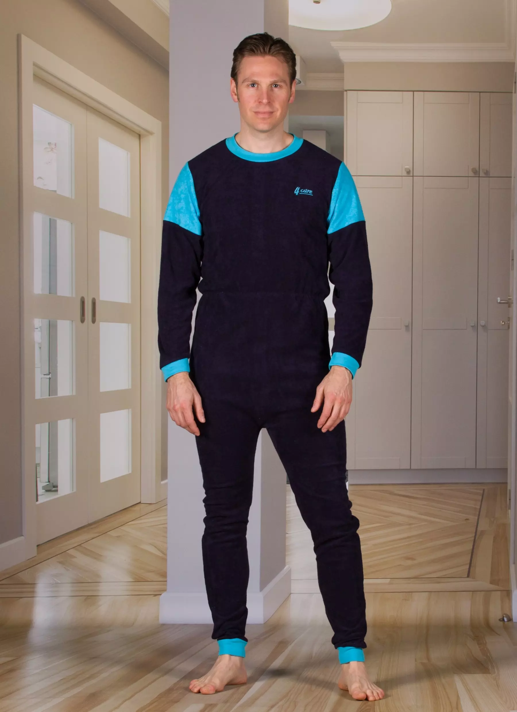 Pflegeoverall mit rückenreißverschluss in der Farbe marine aus Frotteematerial