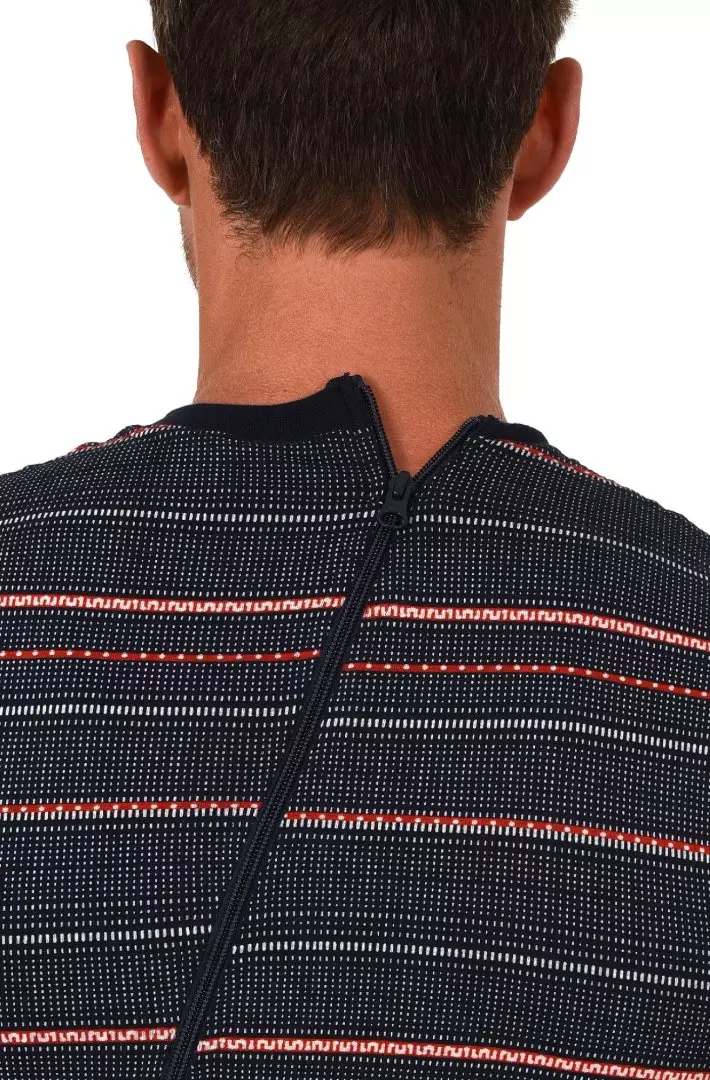 Hinteransicht des NormannCare Herren-Pflegeoveralls, kurzarm und kurzbein, mit weichem Stoff und praktischem Rückenreißverschluss für einfaches Umkleiden. 29117190732