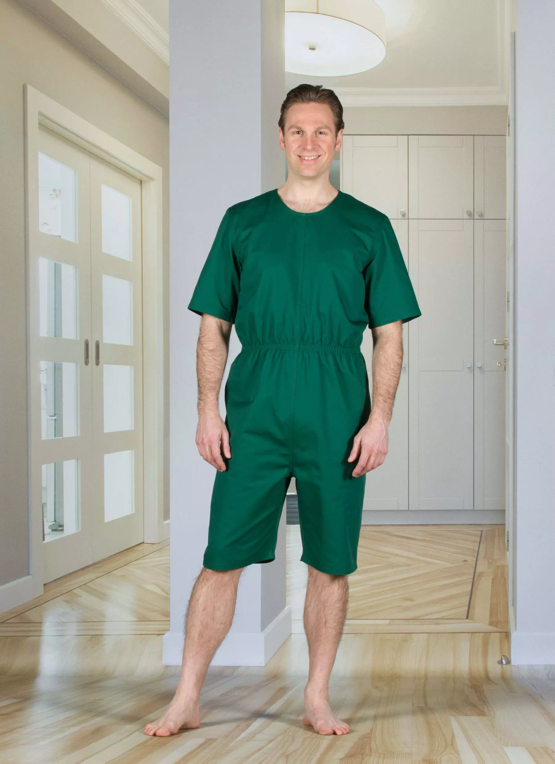 Dunkelgrüner, kurzärmeliger, reißfester Body von 4Care mit kurzem Bein und Rückenreißverschluss, gesichert durch Druckknopf-Riegel, verhindert unerwünschtes Entkleiden