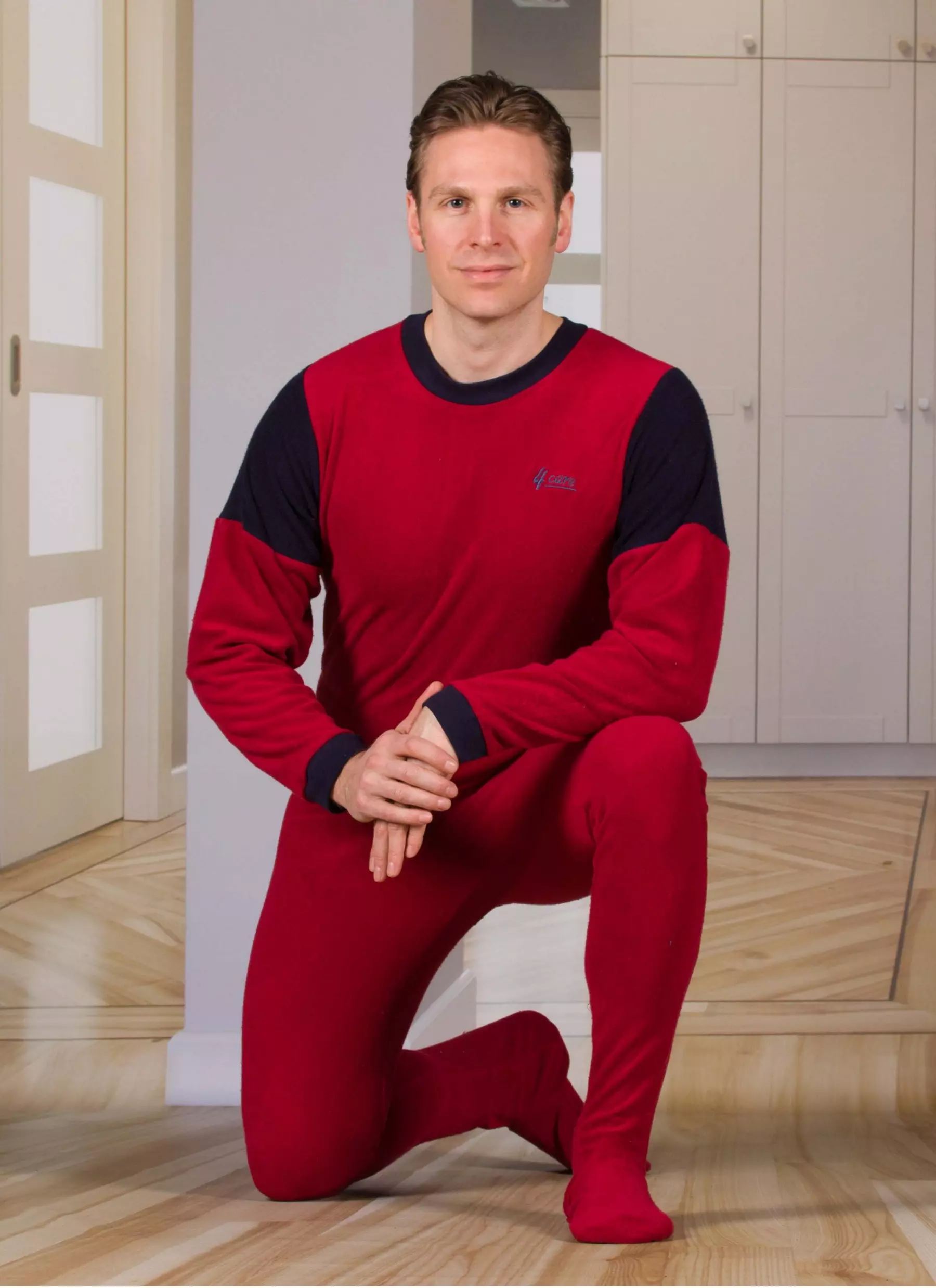 Pflegeoverall mit Fußteil in der Farbe rot mit Rückenreißverschluss für Damen und Herren
