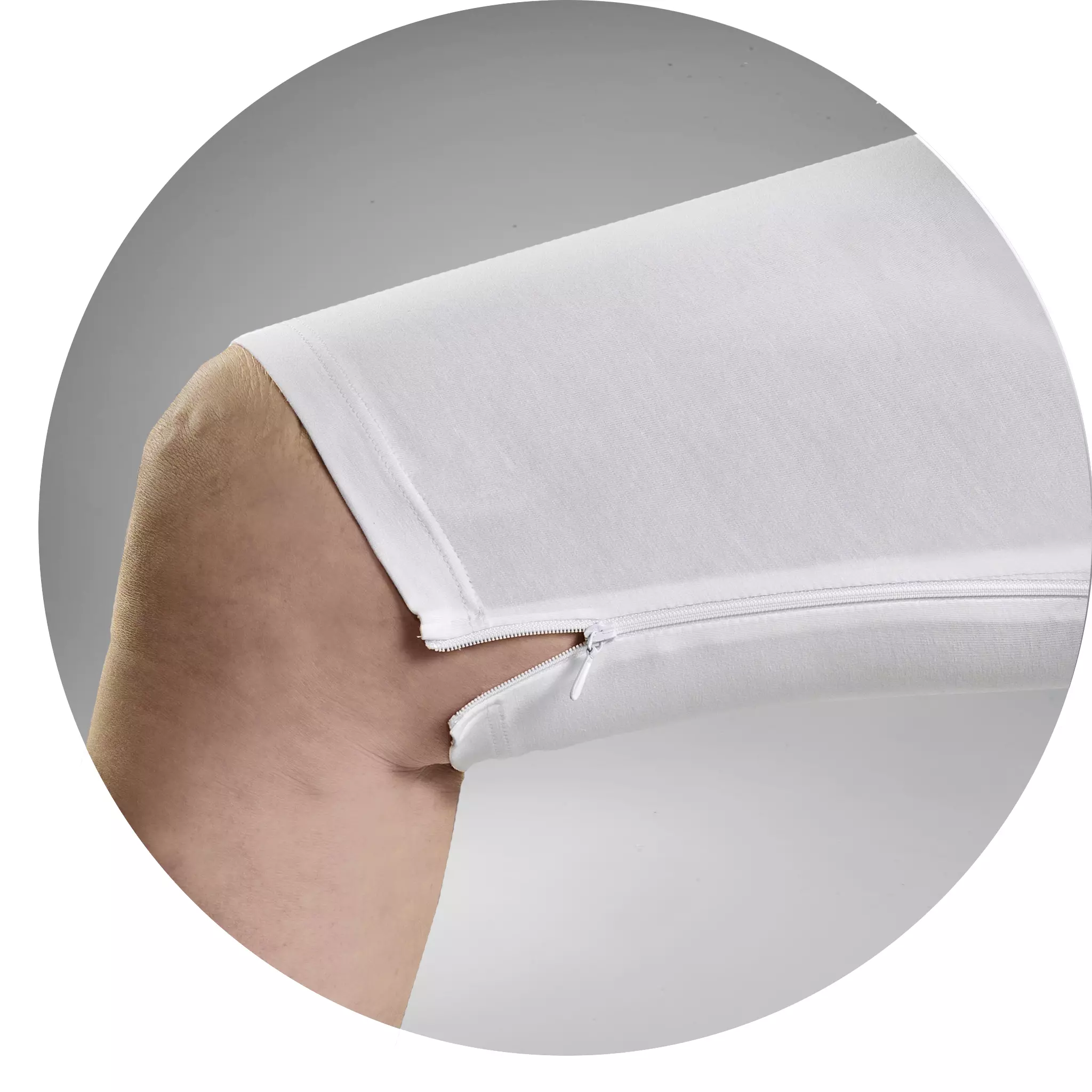 Nahaufnahme des Beinreißverschlusses am Suprima Pflegebody, teilbarer Verschluss für einfachen Zugang bei der Pflege und hygienischen Wechsel von Hilfsmitteln. Größen S bis XXL. (4697)