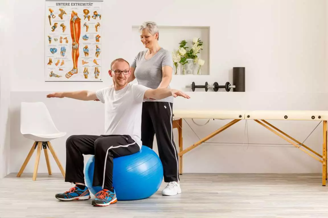 RehaFlex Therapiehose Schwarz Seitenansicht von Suprima GmbH