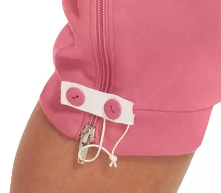 Detailansicht des Beinreißverschlusses am Pflegeoverall 4082 von Suprima, ermöglicht einfaches Öffnen für Pflege und Umkleiden, hautfreundliches Material. 4082