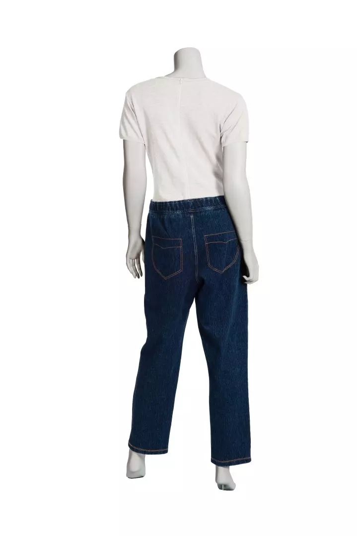 Rückansicht des Pflegeoveralls Suprima mit Jeanshose