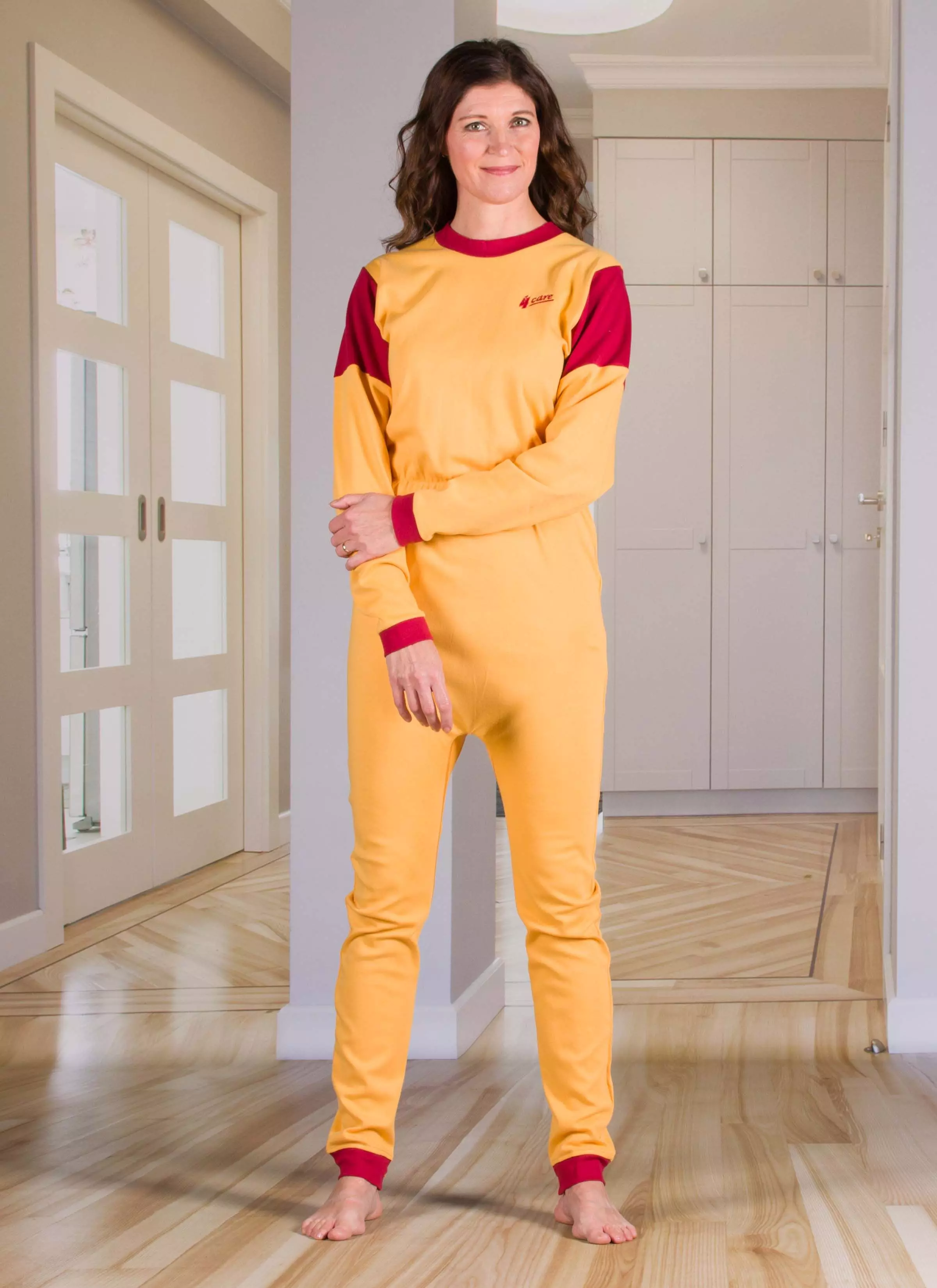 Pflegeoverall langer Arm und langes Bein mit Beinßreiverschluss in Farbe gelb, unisex