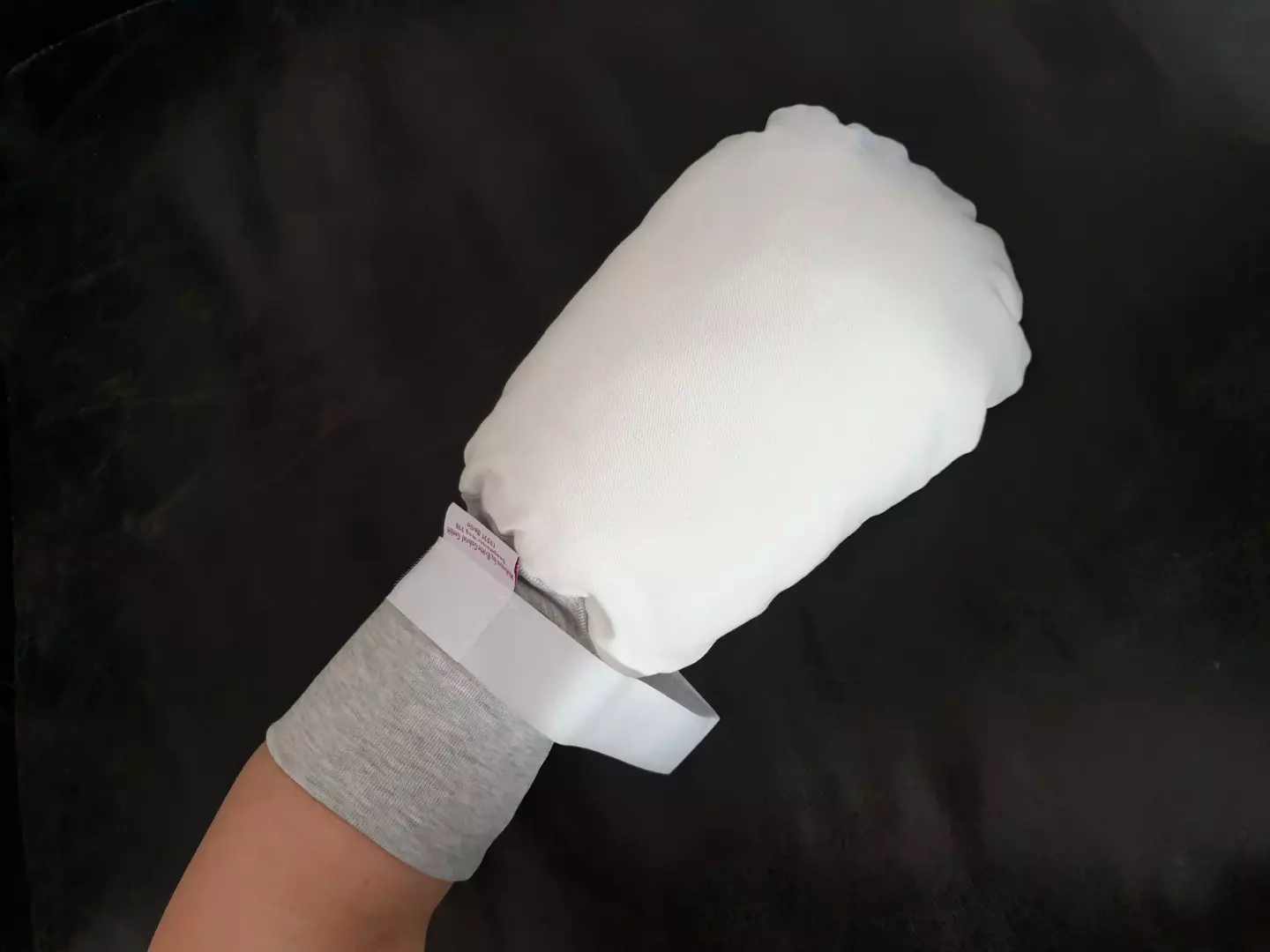 Detailansicht des Klettverschlusses der Medicare Patientenhandschuhe 4531, zeigt sicheren und leicht verstellbaren Verschluss, bietet optimalen Halt und Anpassung. Universalgröße, waschbar bis 60 °C. (4531)