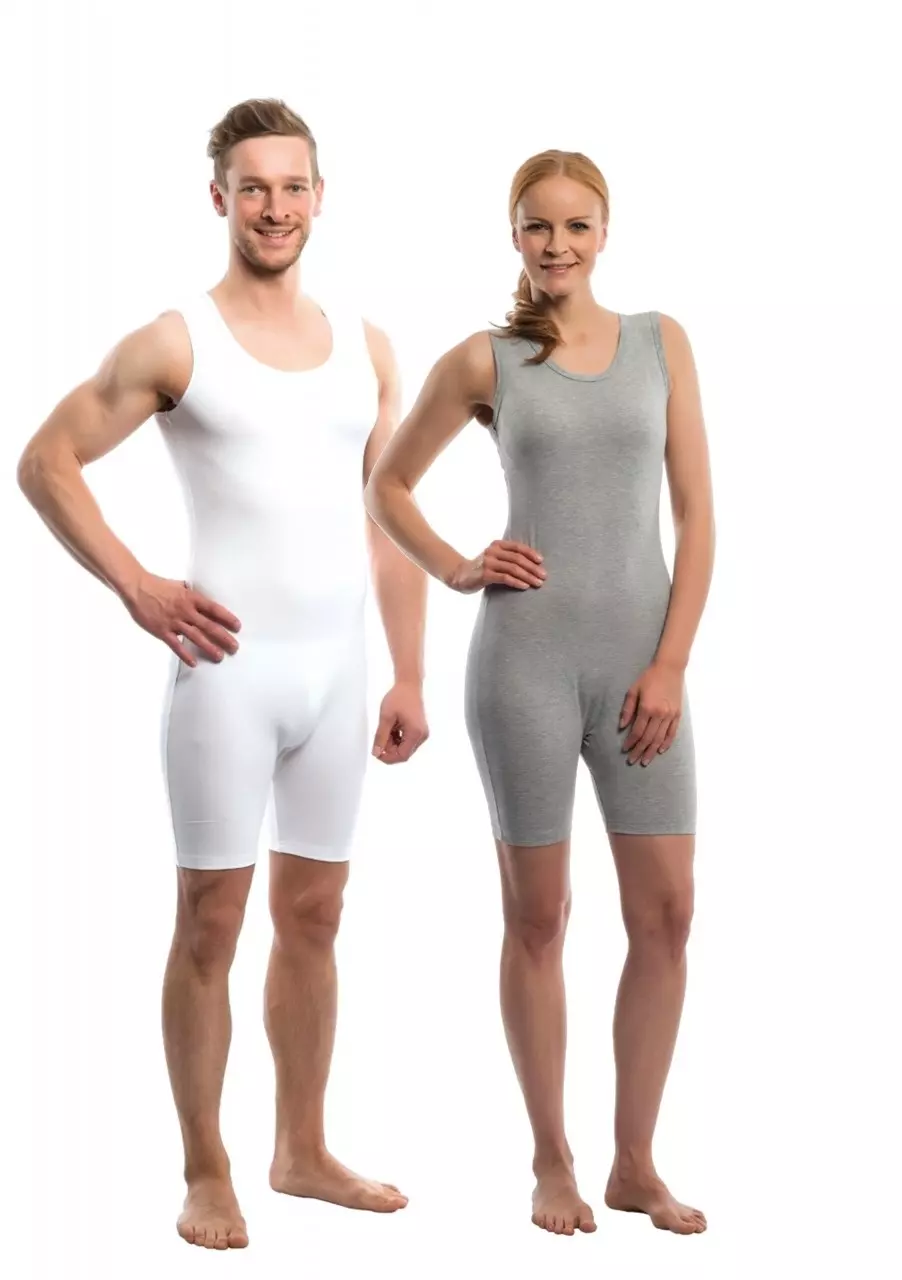 Unisex Suprima Pflegebody in Grau und Weiß, ärmellos, mit diagonalem Rückenreißverschluss, ideal für Liegepatienten und zur Fixierung von Inkontinenzmaterial, bietet hohen Tragekomfort. Material: 92 % Baumwolle, 8 % Elasthan. Größen S bis XXL. (4696)