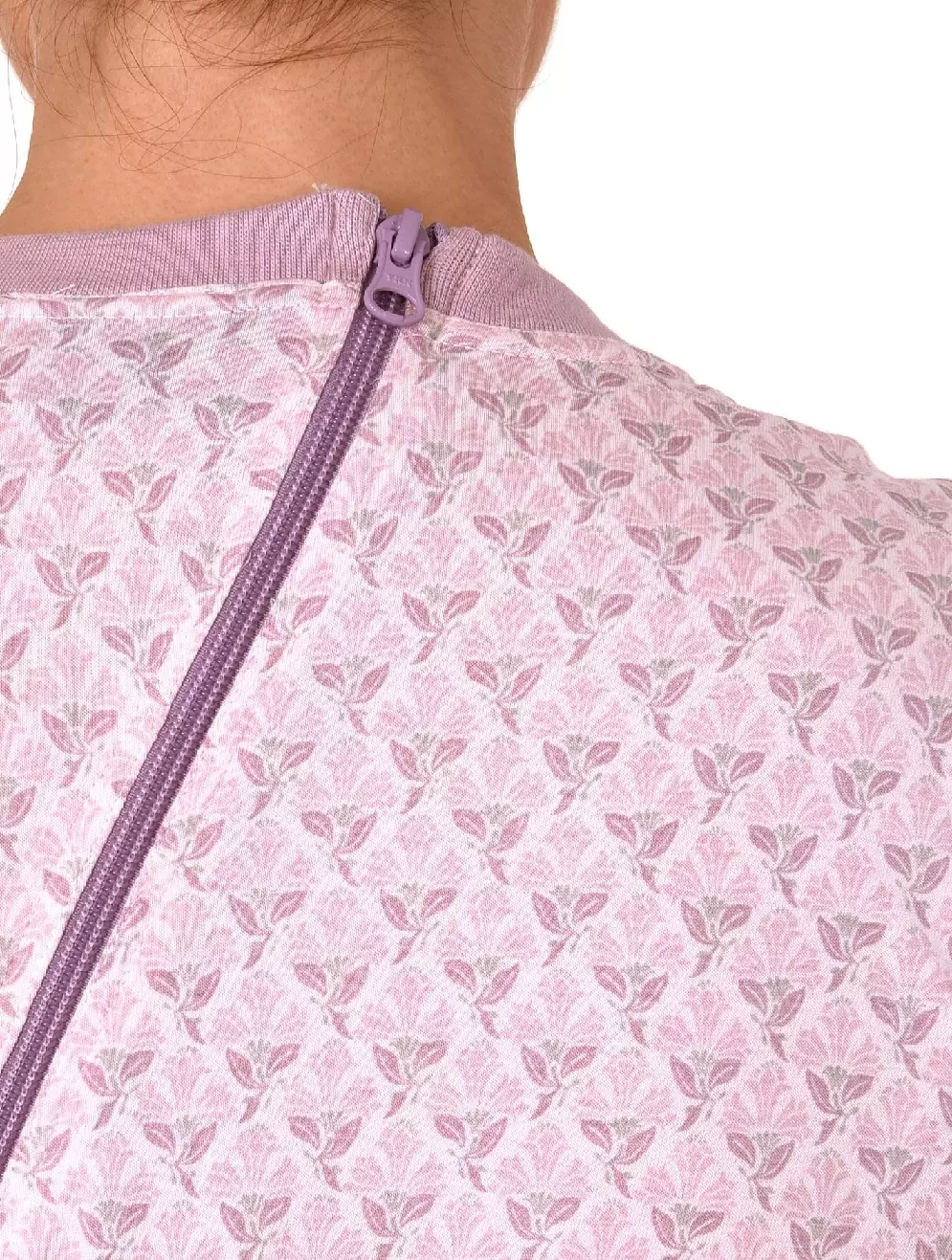 Hinteransicht des NormannCare Damen-Pflegeoveralls, kurzarm und kurzbein, mit praktischem Rückenreißverschluss für müheloses Umkleiden, hautfreundlich. 29127190102