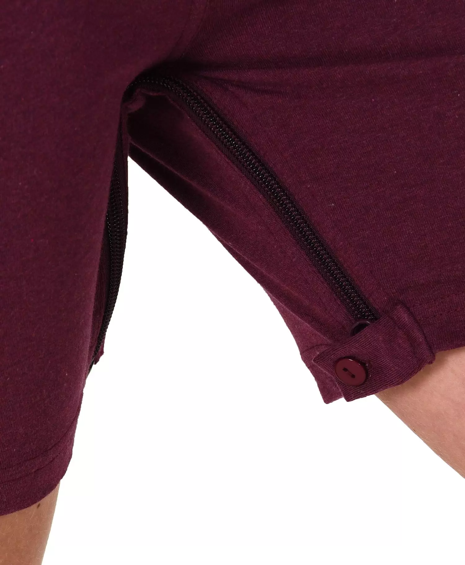 Detailansicht des Beinreißverschlusses am Damen-Pflegeoverall von NormannCare, leicht zu öffnen für einfaches Umkleiden und Pflege, hautfreundliches Material. 29127190904