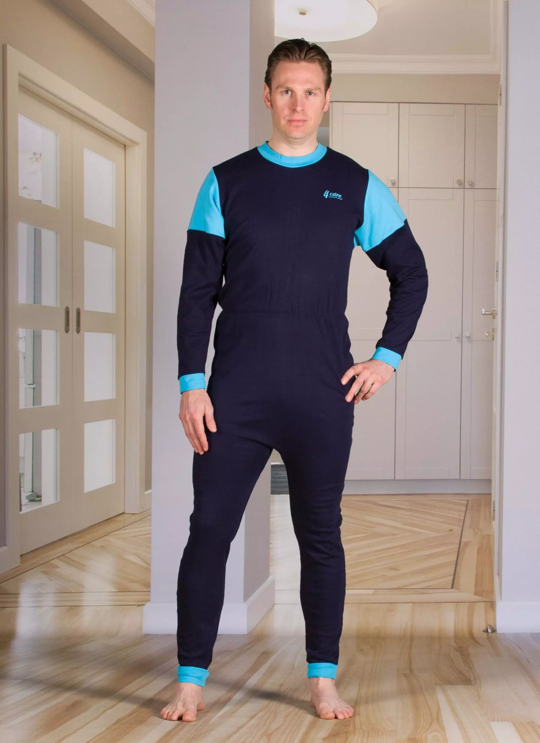 Pflegeoverall mit rückenreißverschluss in der Farbe marine mit langem Arm nd langem Bein