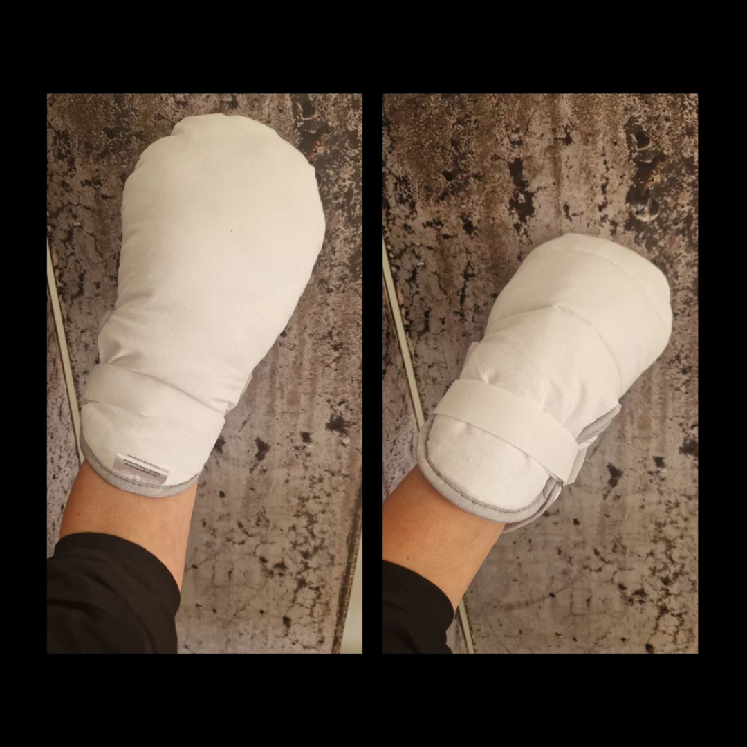 Detailaufnahme der Medicare Patientenschutzhandschuhe 4819, zeigt dicke Polsterung für Schutz vor Verletzungen und atmungsaktives Material, mit sicherem Klettverschluss. Universalgröße. (4819)