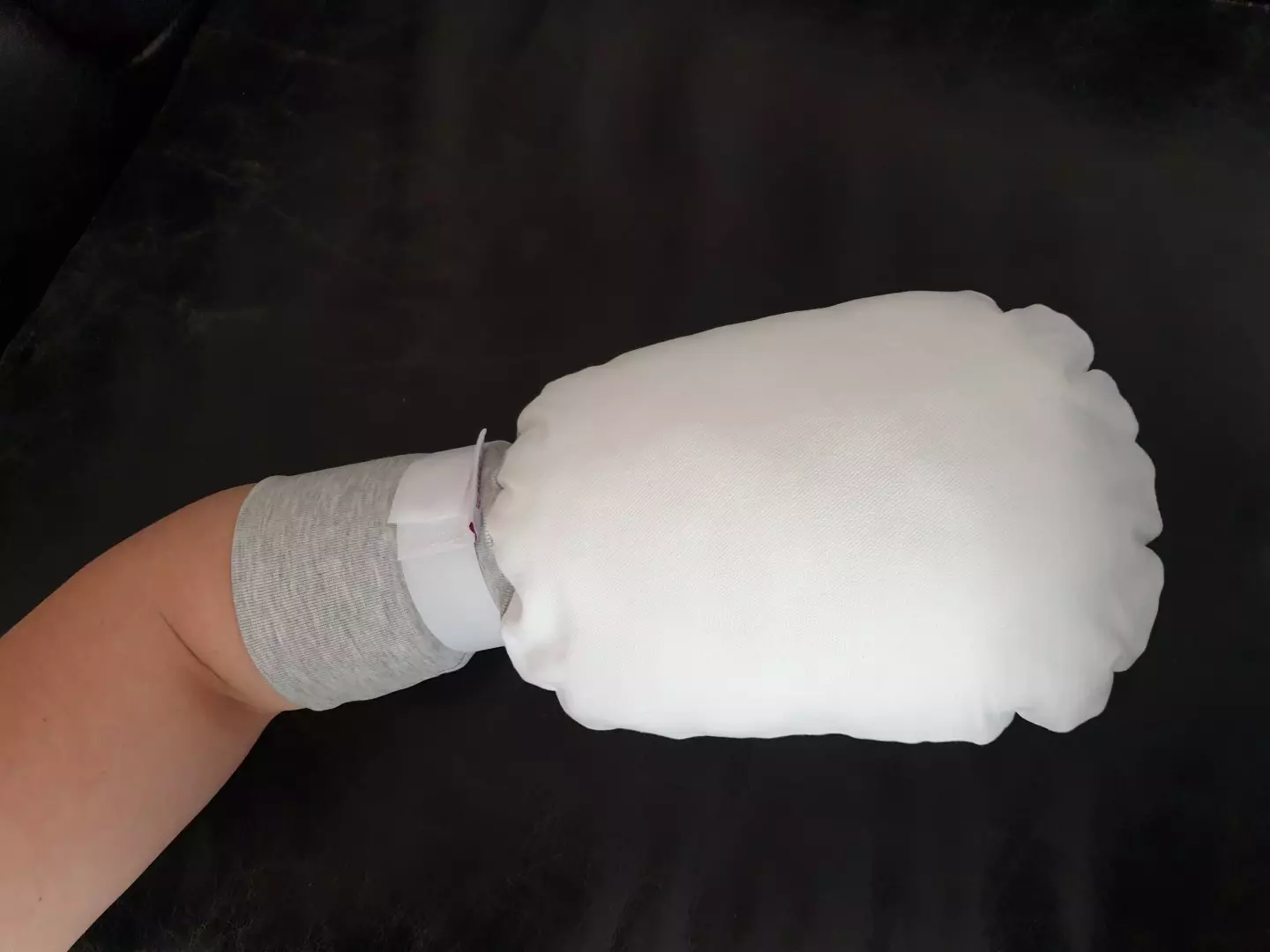 Weißer Medicare Patientenschutzhandschuh 4531, weiche Polsterung, sicherer Klettverschluss, atmungsaktives Baumwoll-Mischgewebe, waschbar bis 60 °C, reduziert Verletzungsgefahr bei unruhigen Patienten. (4531)