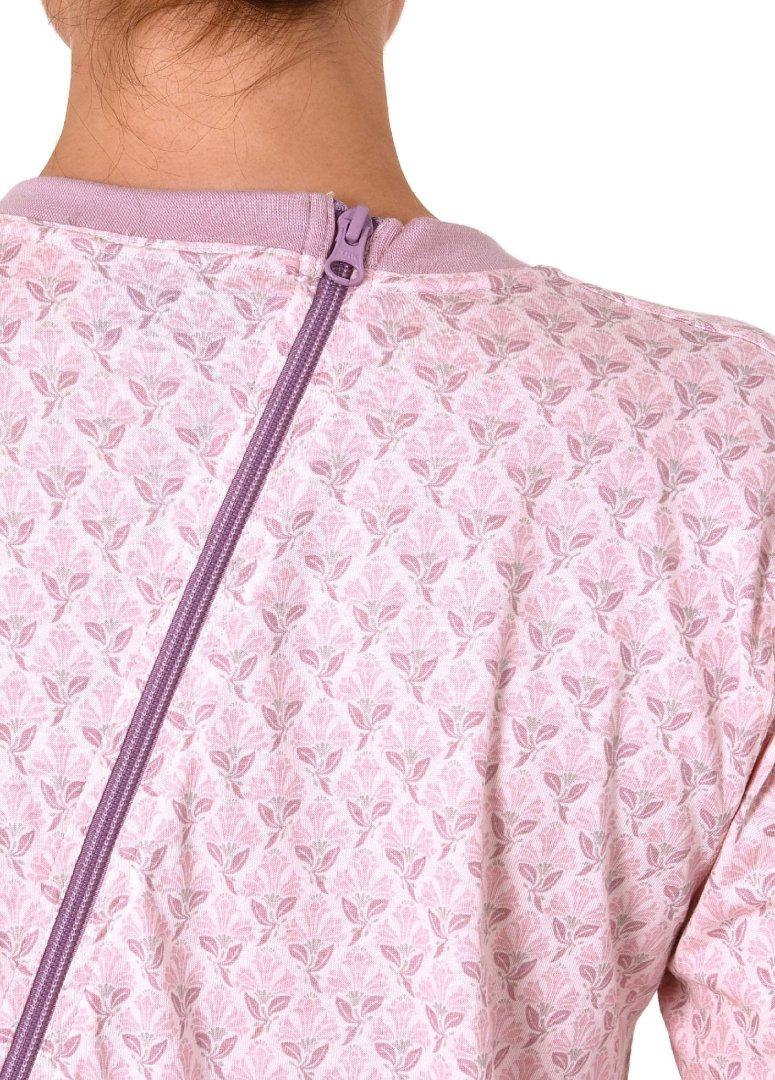 Rückansicht rosé Pflegeoverall mit schrägem Rückenreißverschluss