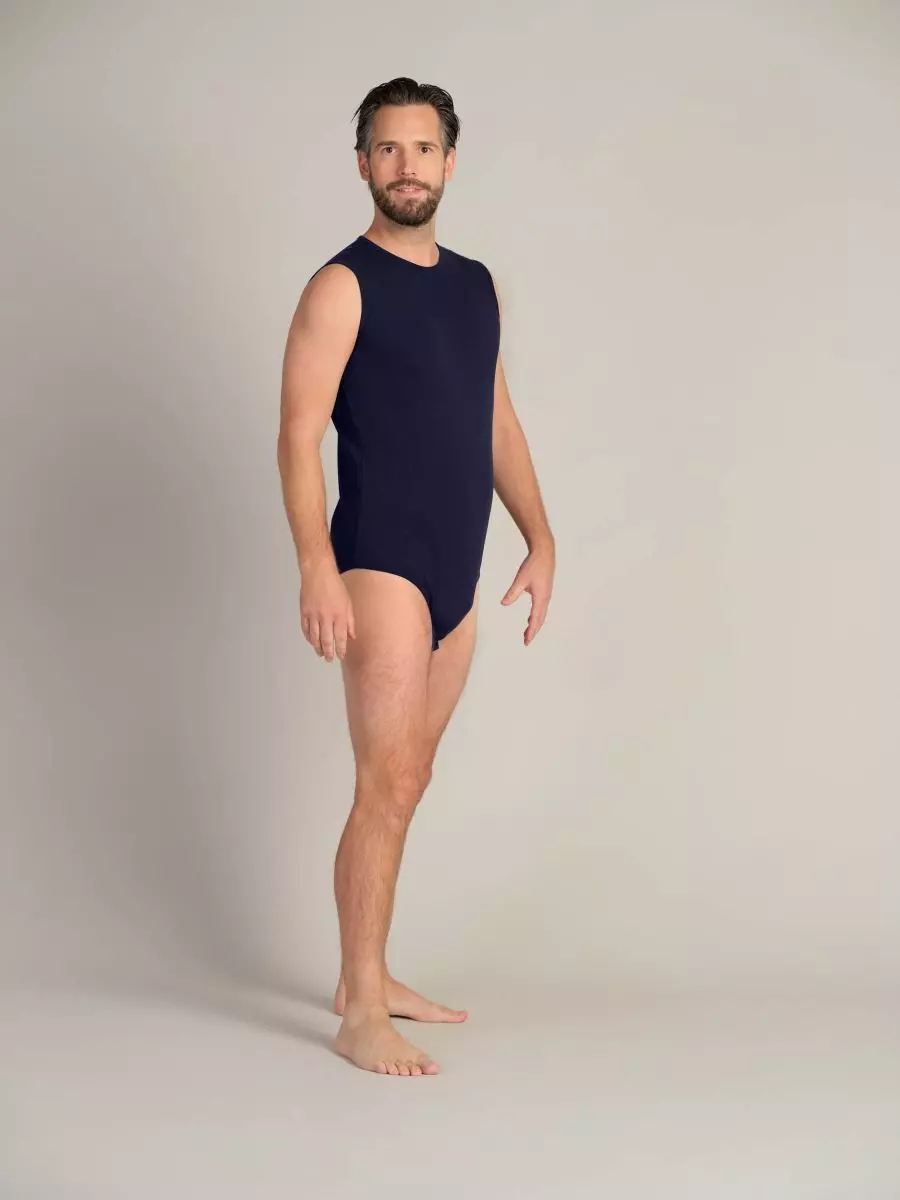 4care Pflegebody 2010 ohne Arm in Marine, Größen S bis XXL, mit Druckknöpfen im Schritt für einfachen Zugang, ideal zur Fixierung von Inkontinenzmaterial und zum Schutz vor Auskühlung. Hergestellt aus 100 % Baumwolle. Artikelnummer: 2010