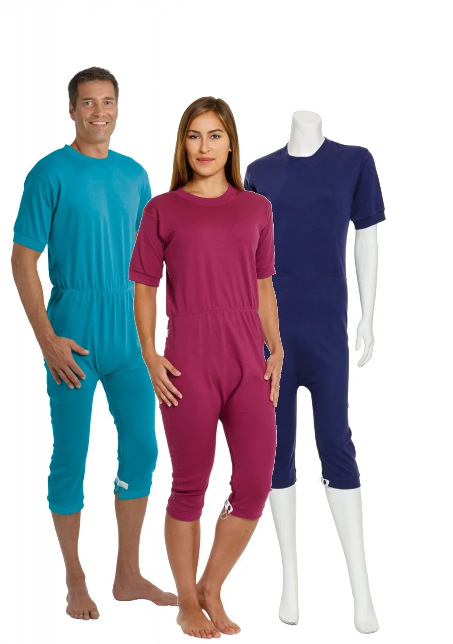 Pflegeoverall 4702 von Suprima in den Farben Erika, Petrol und Marine, kurzarm, knielang, mit Rücken- und Beinreißverschluss, bequem und pflegeleicht