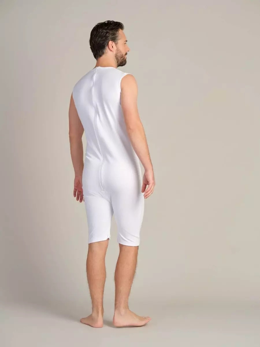 Rückansicht des 4care Pflegebody 2050 in Weiß, ohne Arm und mit kurzem Bein, zeigt den vollständig schließenden Rückenreißverschluss für eine komfortable Pflege. Material: 100 % Baumwolle. Größen S bis XXL. Artikelnummer: 2050