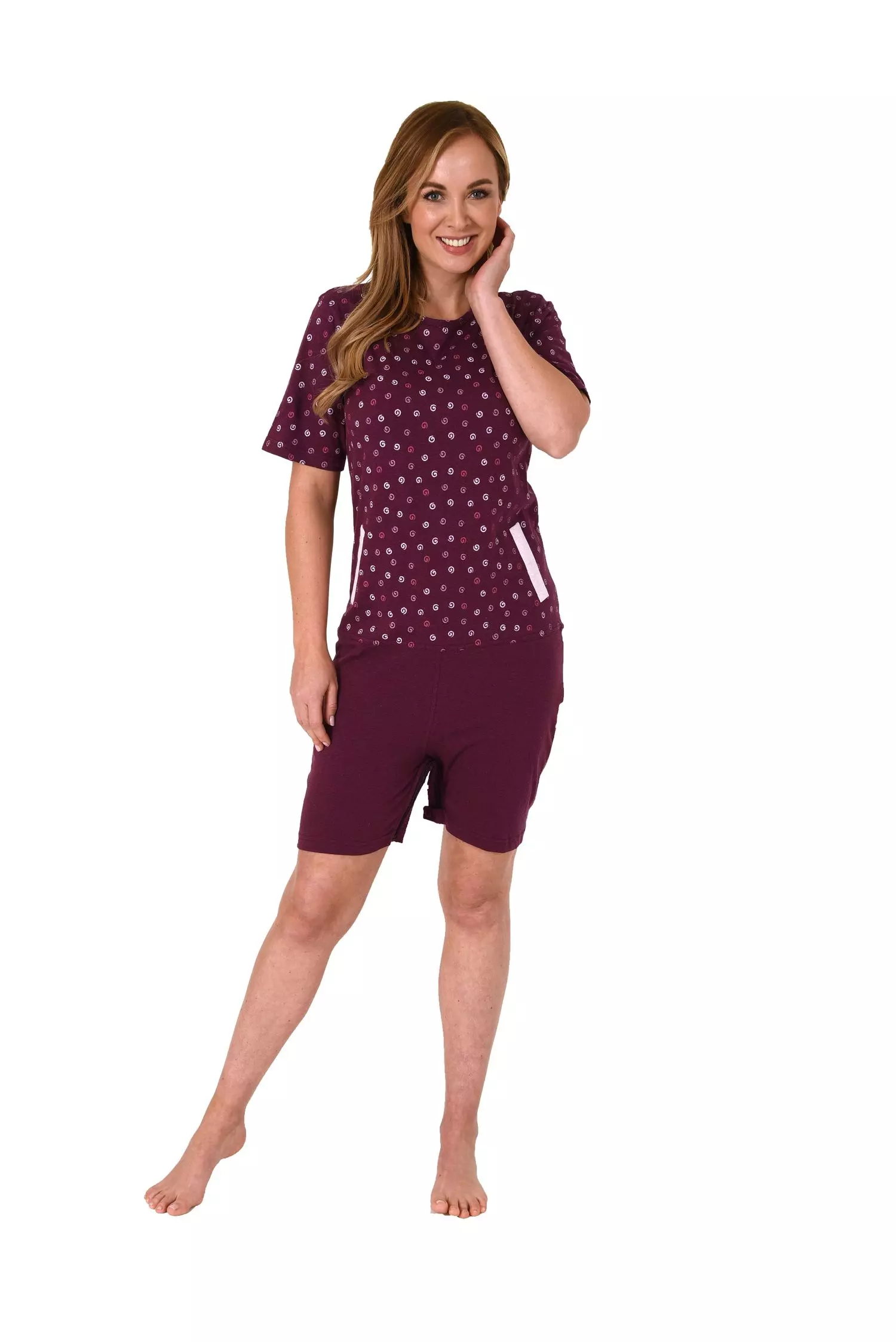 Damen-Pflegeoverall von NormannCare, kurzarm und kurzbein, in kräftigem Beere-Farbton, mit schrägem Rückenreißverschluss und teilbarem Beinreißverschluss. 29127190904