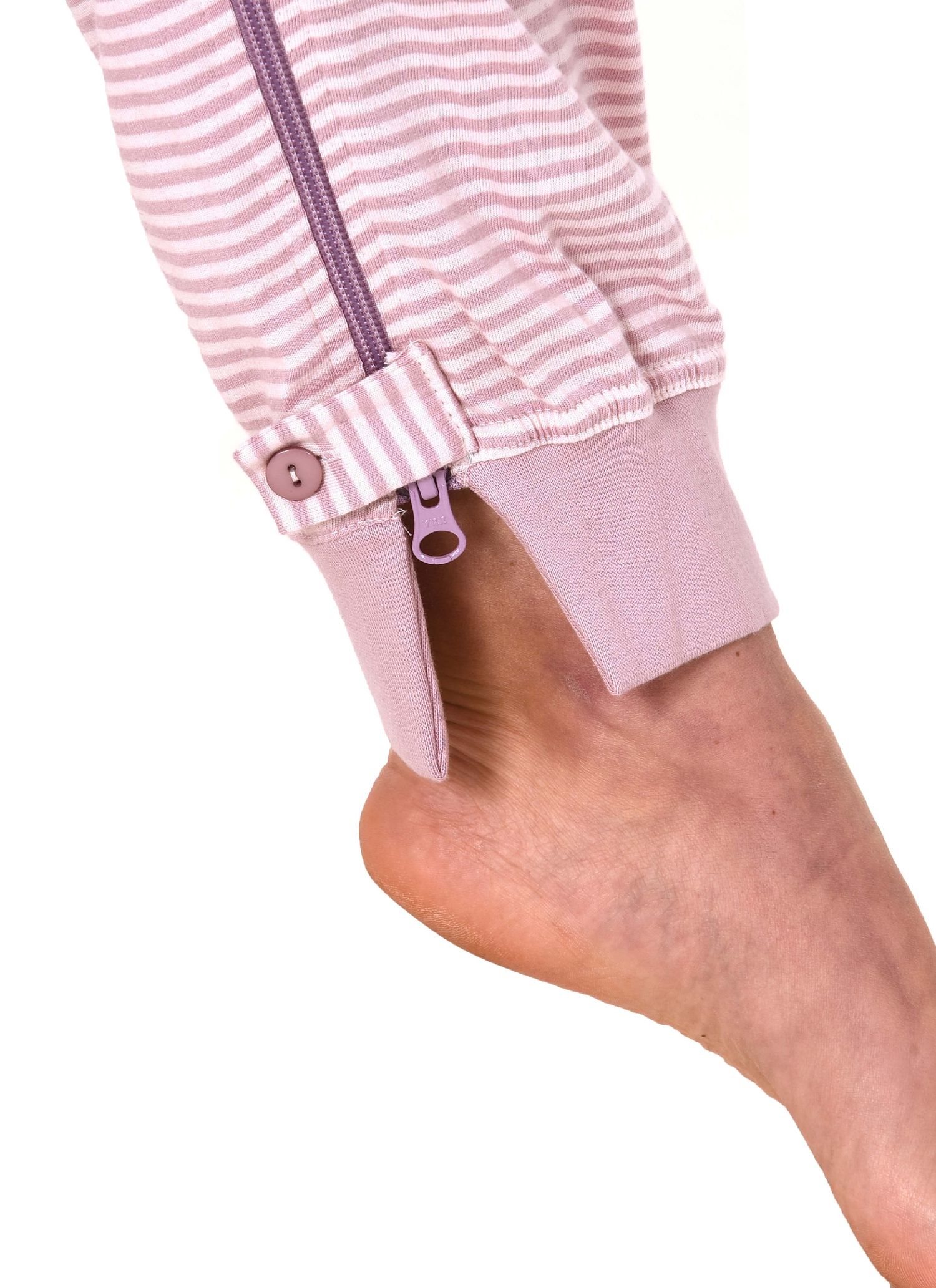 Pflegeoverall Detail teilbarer Beinreißverschluss rosa mit Knopfsicherung