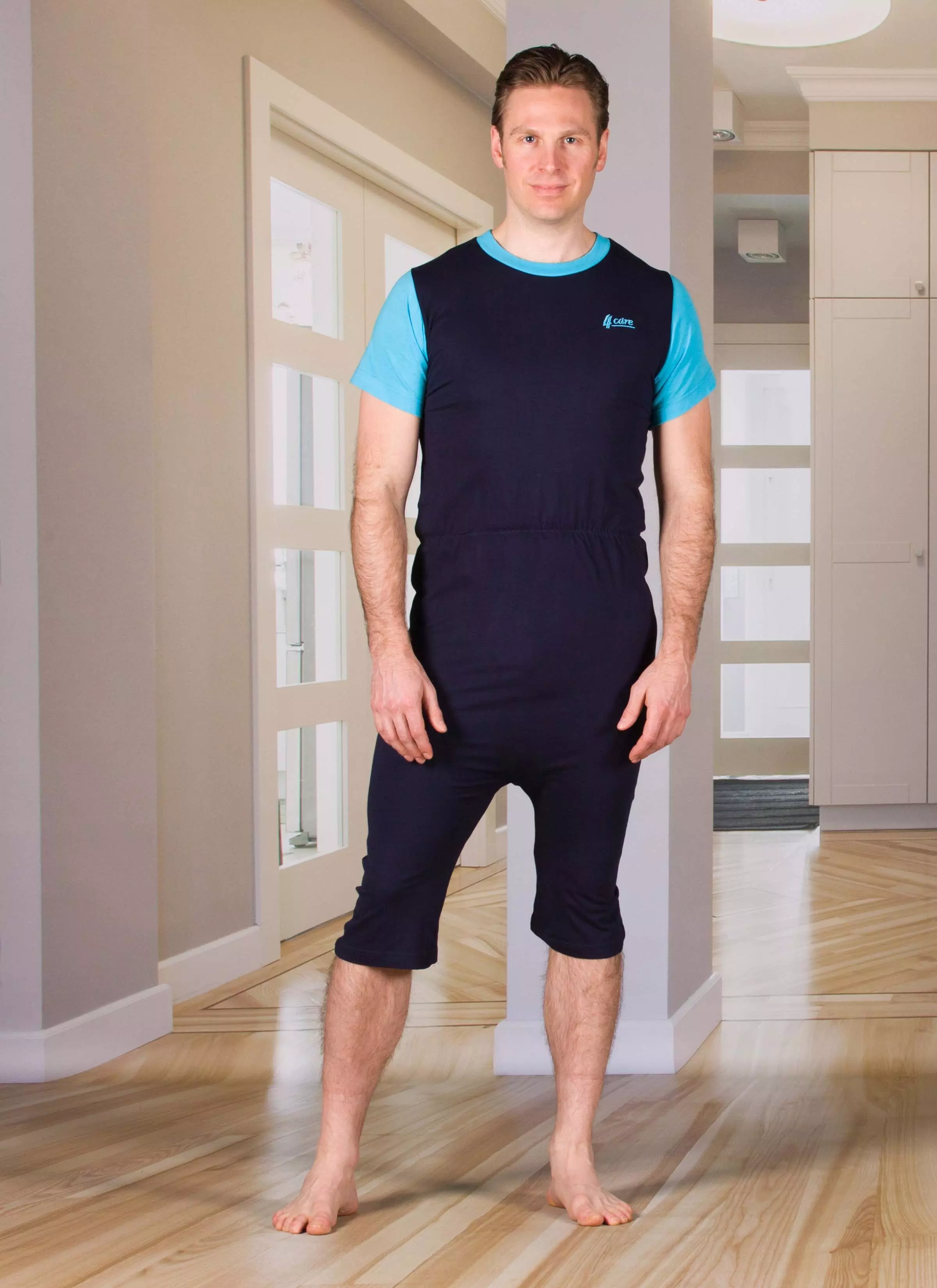 Pflegeoverall 1050 von 4Care in Marine, bequem und atmungsaktiv, erleichtert das Anziehen und schützt vor selbständigem Entkleiden, ideal für Pflegebedürftige, trocknergeeignet. 1050