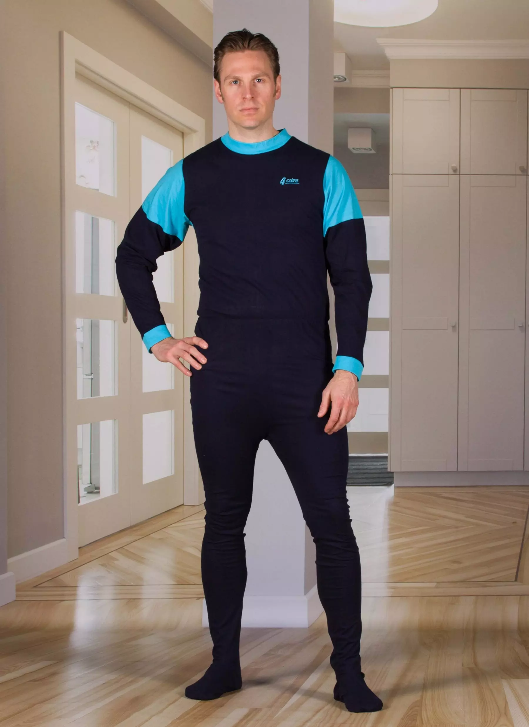 Pflegeoverall mit Fuß in der Farbe marine mit Rückenreißverschluss