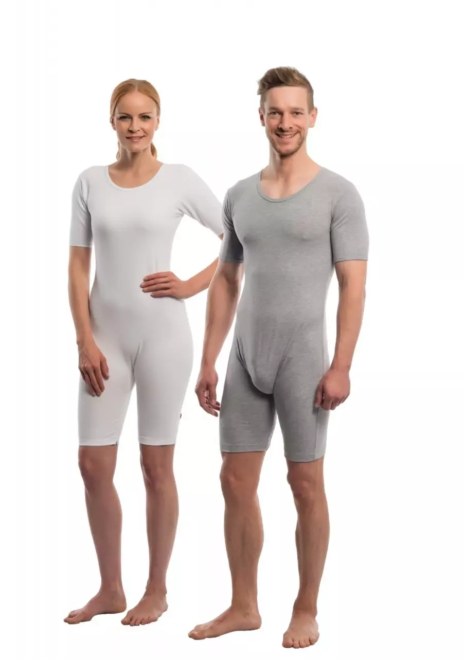 Suprima Pflegebody in Weiß und Grau, kurzärmelig, mit teilbarem Beinreißverschluss für einfachen Wechsel von Inkontinenzmaterial ohne vollständiges Entkleiden. Material: 92 % Baumwolle, 8 % Elasthan. Größen S bis XXL. (4697)