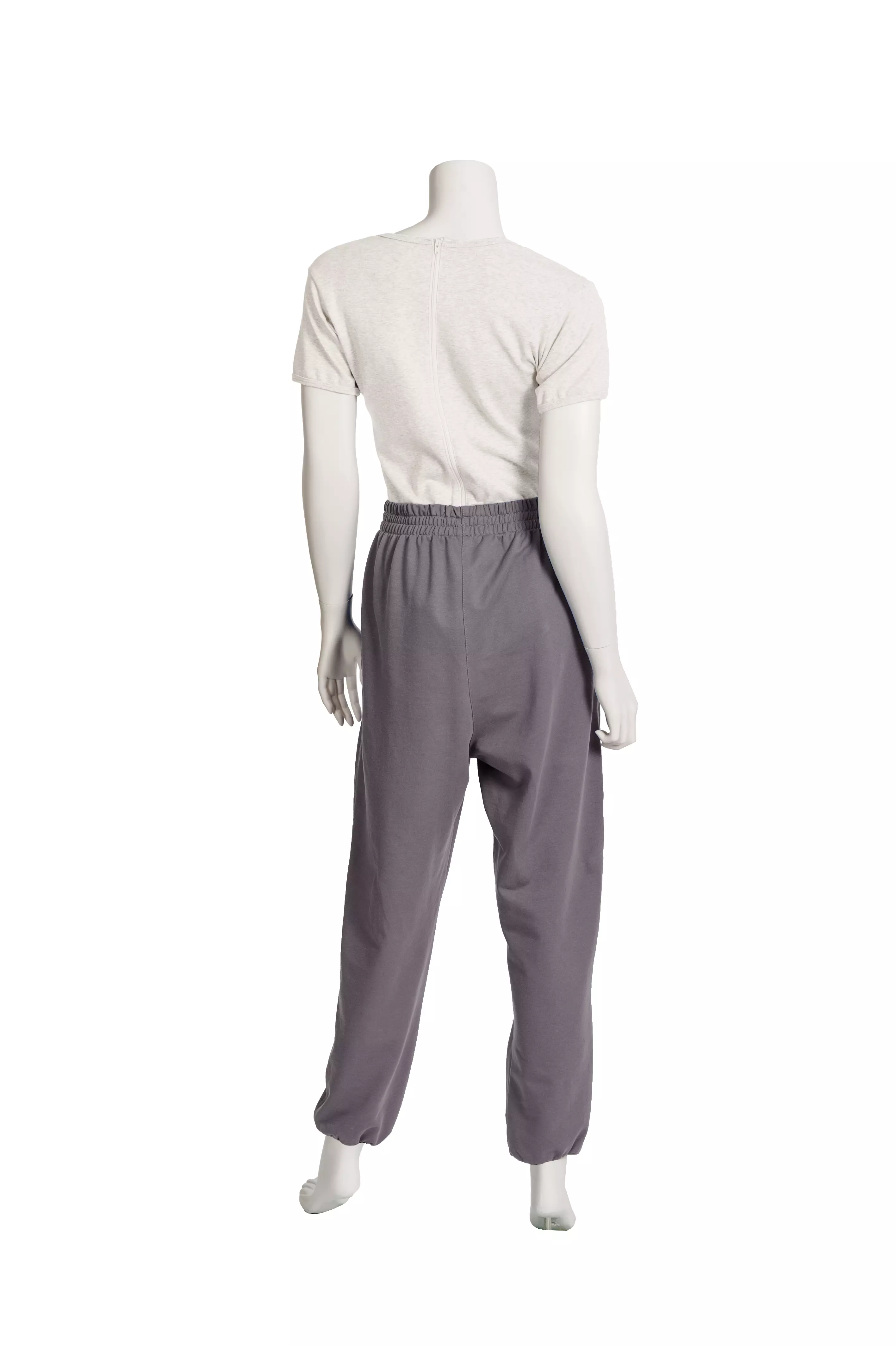 Rückenansicht des Pflegeoveralls mit Jogginghose und Rückenreißverschluss