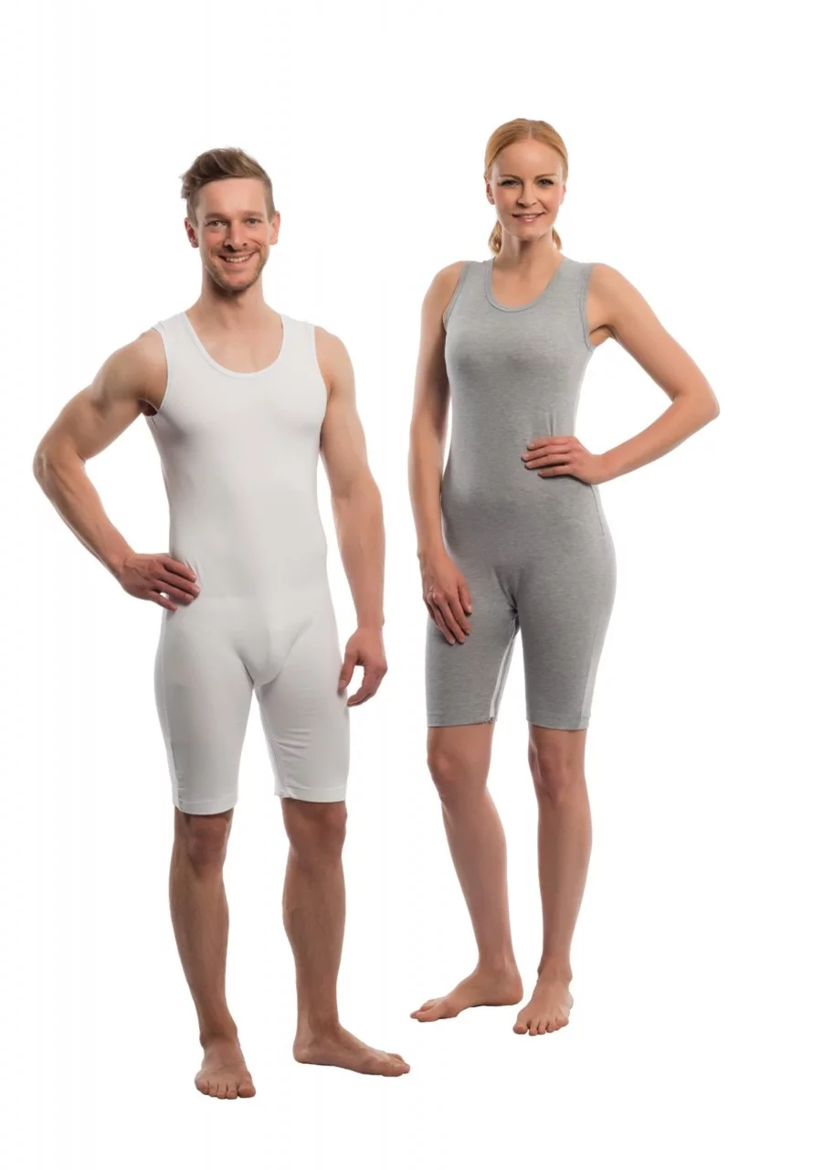 Ärmelloser Pflegebody 4698 von Suprima in Grau, mit teilbarem Beinreißverschluss für einfachen Zugang, erleichtert das An- und Ausziehen, weiches Material. 4698