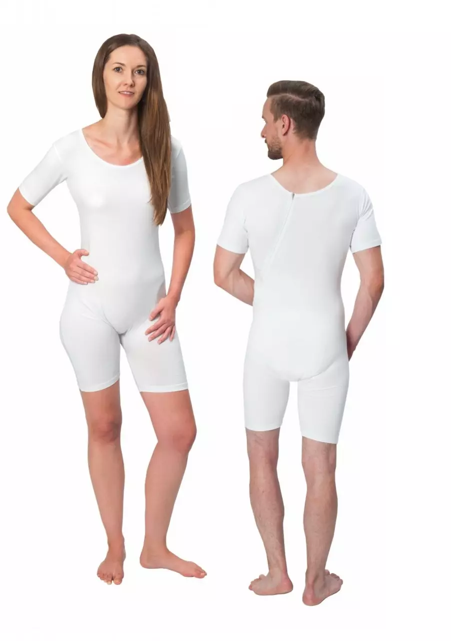 Unisex Suprima Pflegebody in Weiß, kurzärmelig, mit schrägem Rückenreißverschluss, bietet Tragekomfort und erleichtert die Pflege, ideal zur Fixierung von Inkontinenzmaterial. Größen S bis XXL, 92 % Baumwolle, 8 % Elasthan. (4695)
