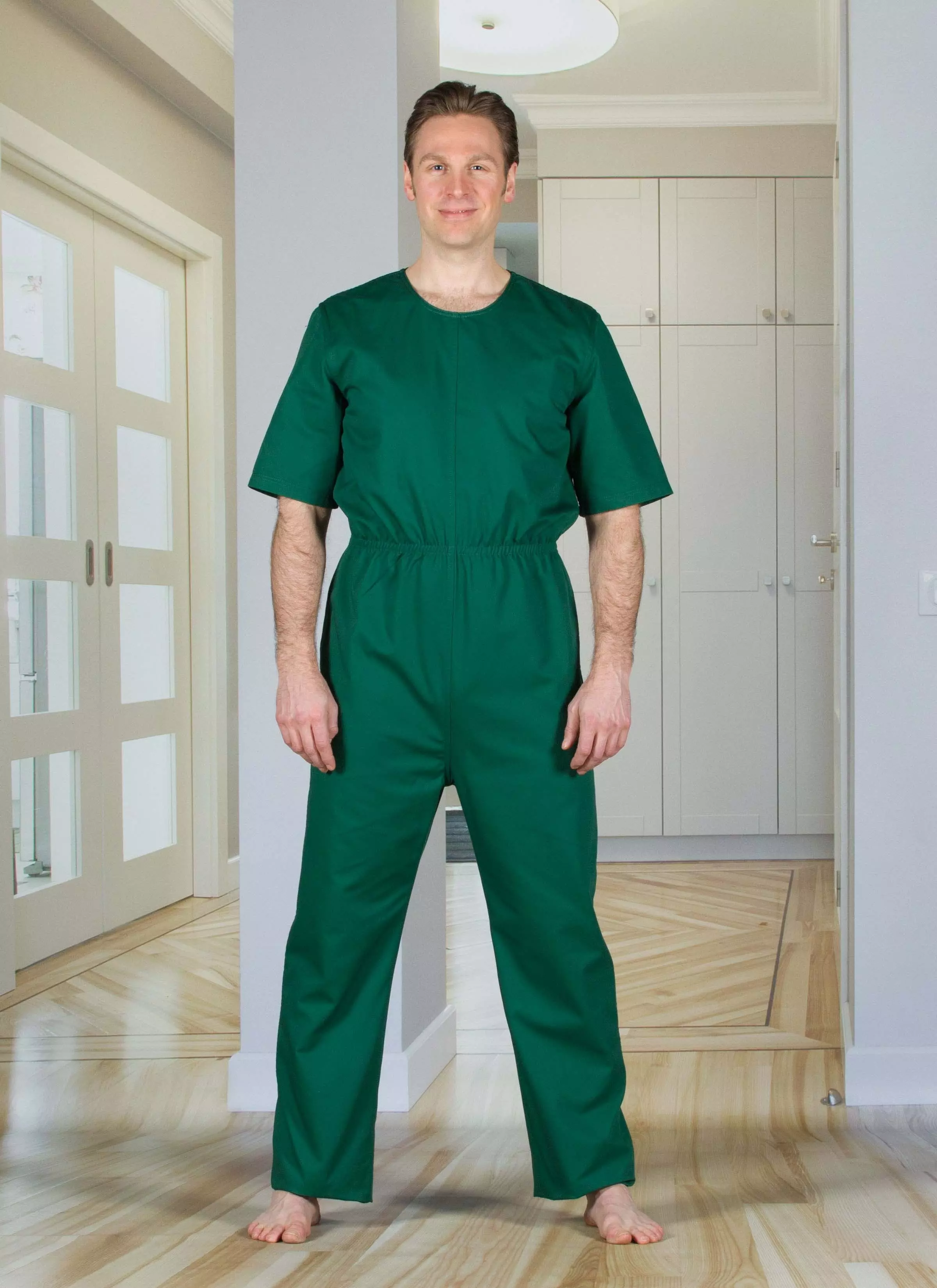 Patientenschutzoverall mit gesichertem Reißverschluss mit kurzem Arm in Farbe tanne