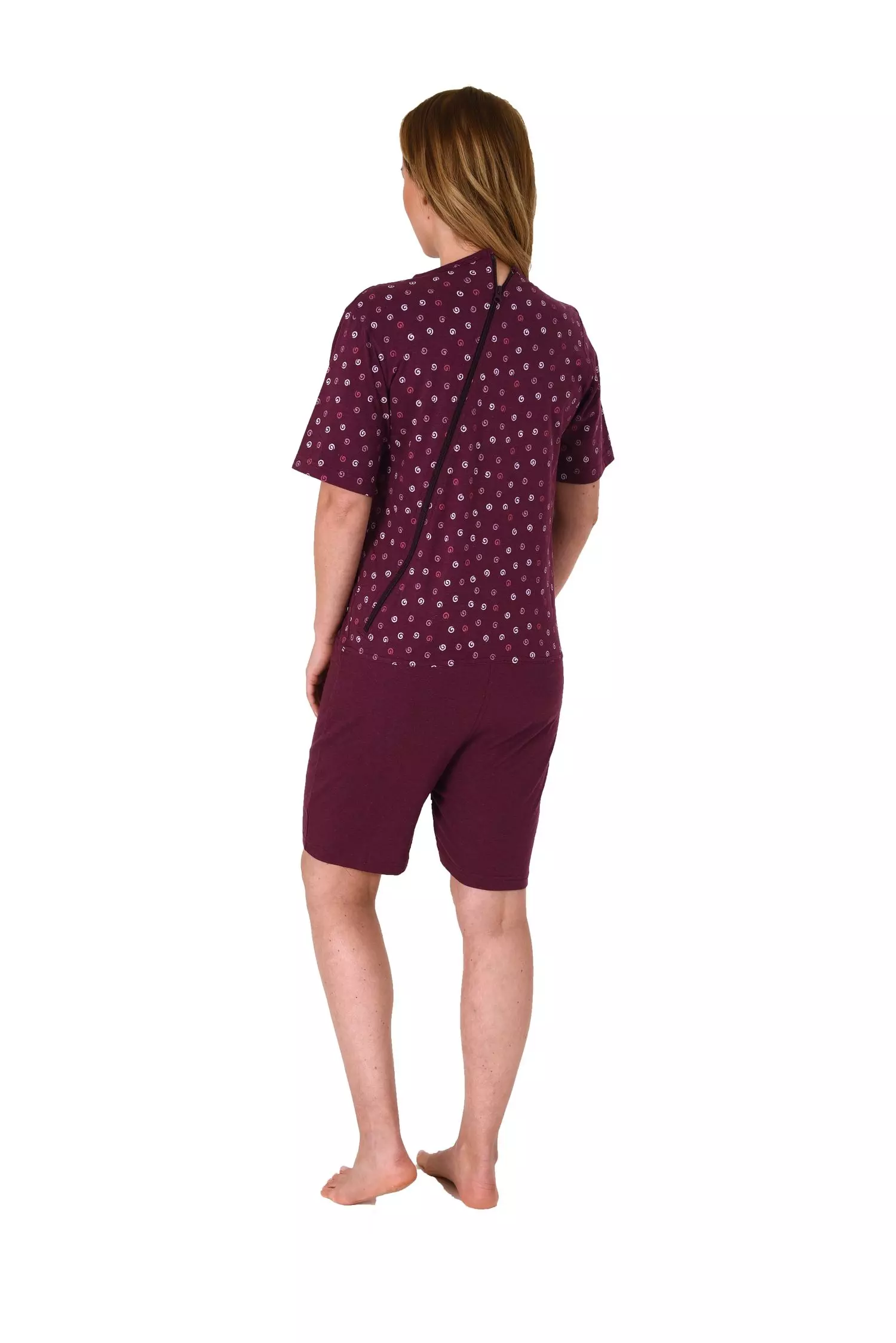 Rcüenansicht von Kurzer Pflegeoverall für Damen von NormannCare, Farbe Beere, ausgestattet mit diagonalem Rückenreißverschluss und Beinreißverschluss, angenehmes Material. 29127190904