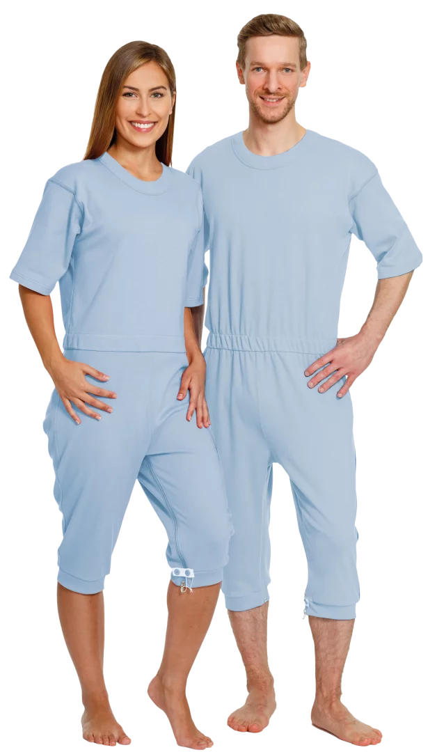 Pflegeoverall CareBasic 4080 von Suprima in Hellblau, kurzarm und kurzbein, mit teilbarem Beinreißverschluss für einfaches An- und Ausziehen, leichtes Material. 4080
