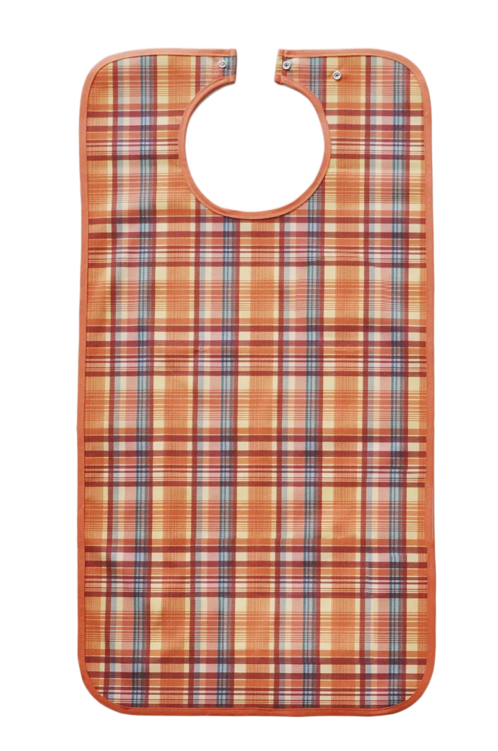 Suprima Ess-Schürze in rostbraunem Karo-Muster, aus 100 % Polyester mit innenliegender PU-Nässesperrschicht, leicht saugend, schützt Kleidung vor Verschmutzung. Verstellbare Halsweite durch Druckknopfverschluss. Maße: 90 × 46 cm. (5571)