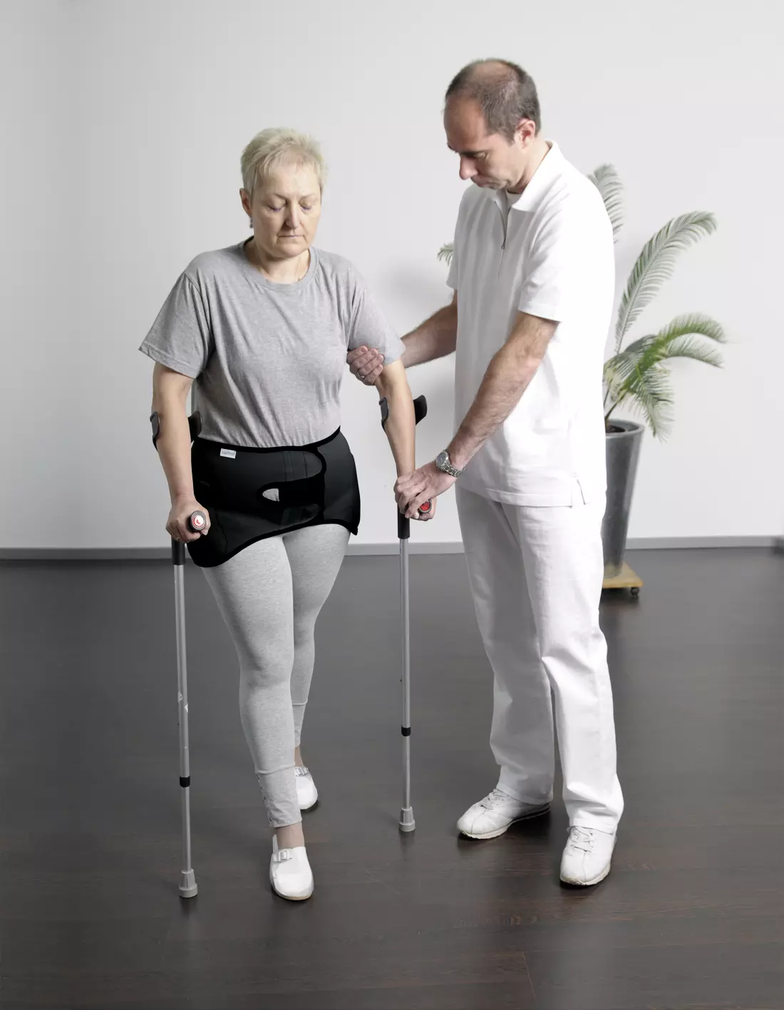 PHYSIOprotect Hüftschutzgürtel von Suprima, Artikelnummer 1491, mit Zwei-Laschen-Verschluss-System für einfaches Anlegen, optimale Positionierung durch Mittenmarkierung, waschbar bis 60 °C, trocknergeeignet. 1491