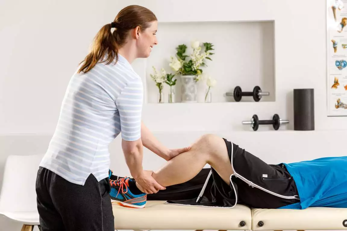 RehaFlex Therapiehose in Schwarz - Tragebild