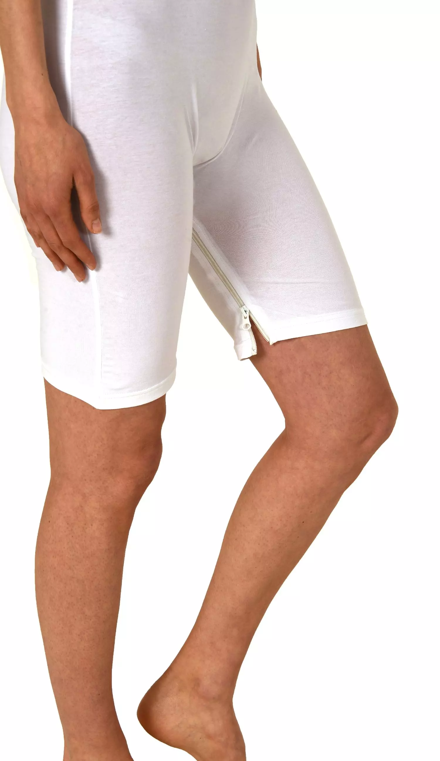 Detailansicht des Beinreißverschlusses am weißen Unisex-Pflegebody von NormannCare, erleichtert das Umkleiden und die Pflege, hautfreundliches Material.