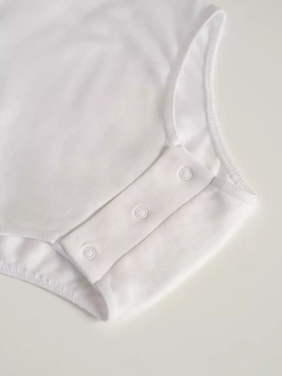 Detailansicht der drei Druckknöpfe im Schritt des 4care Pflegebody 2010, zeigt die nickelfreien Verschlüsse für schnellen Zugang, ideal zur Fixierung von Inkontinenzmaterial. Material: 100 % Baumwolle. Größen S bis XXL. Artikelnummer: 2010.