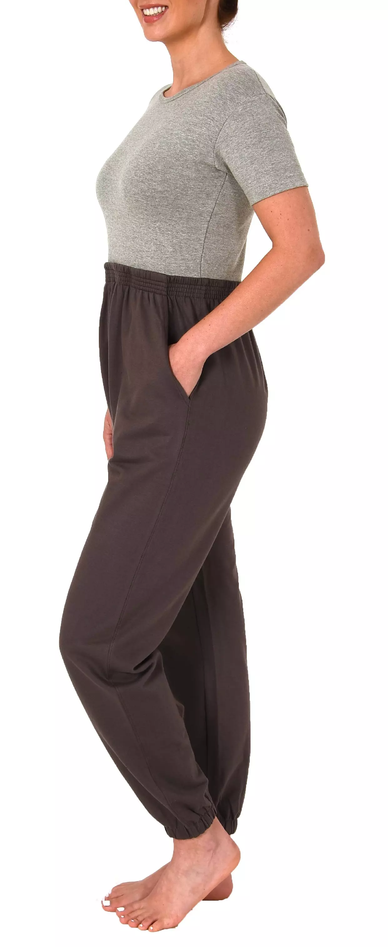 Pflegeoverall Jogging braun Seitenansicht von NormannCare