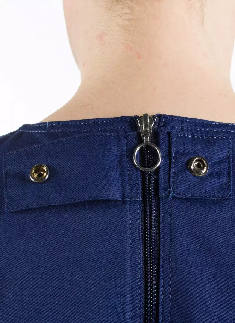 Detailansicht des gesicherten Reißverschlusses mit Druckknopf