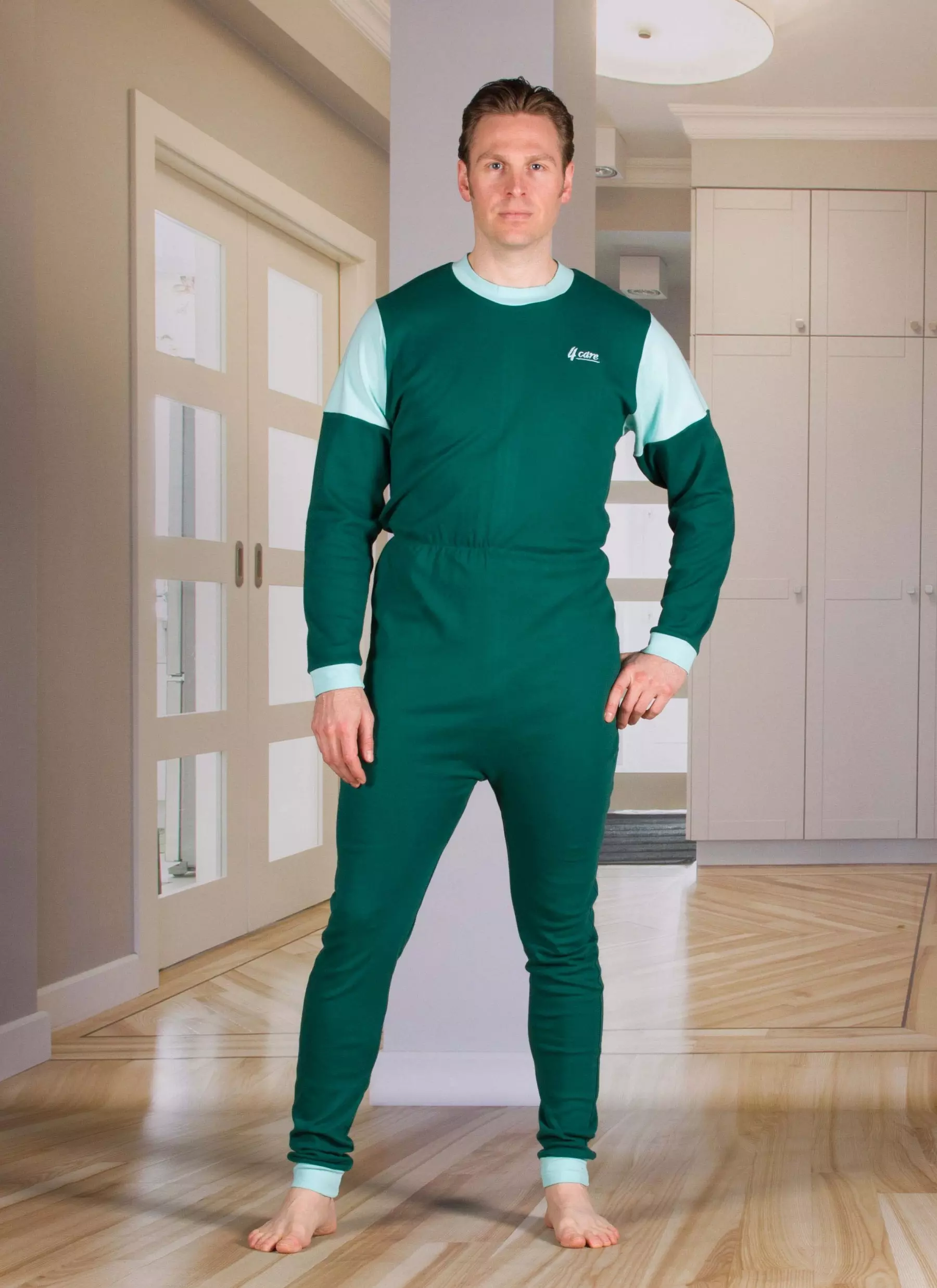 Pflegeoverall mit Rückenreißverschluss in Farbe tanne