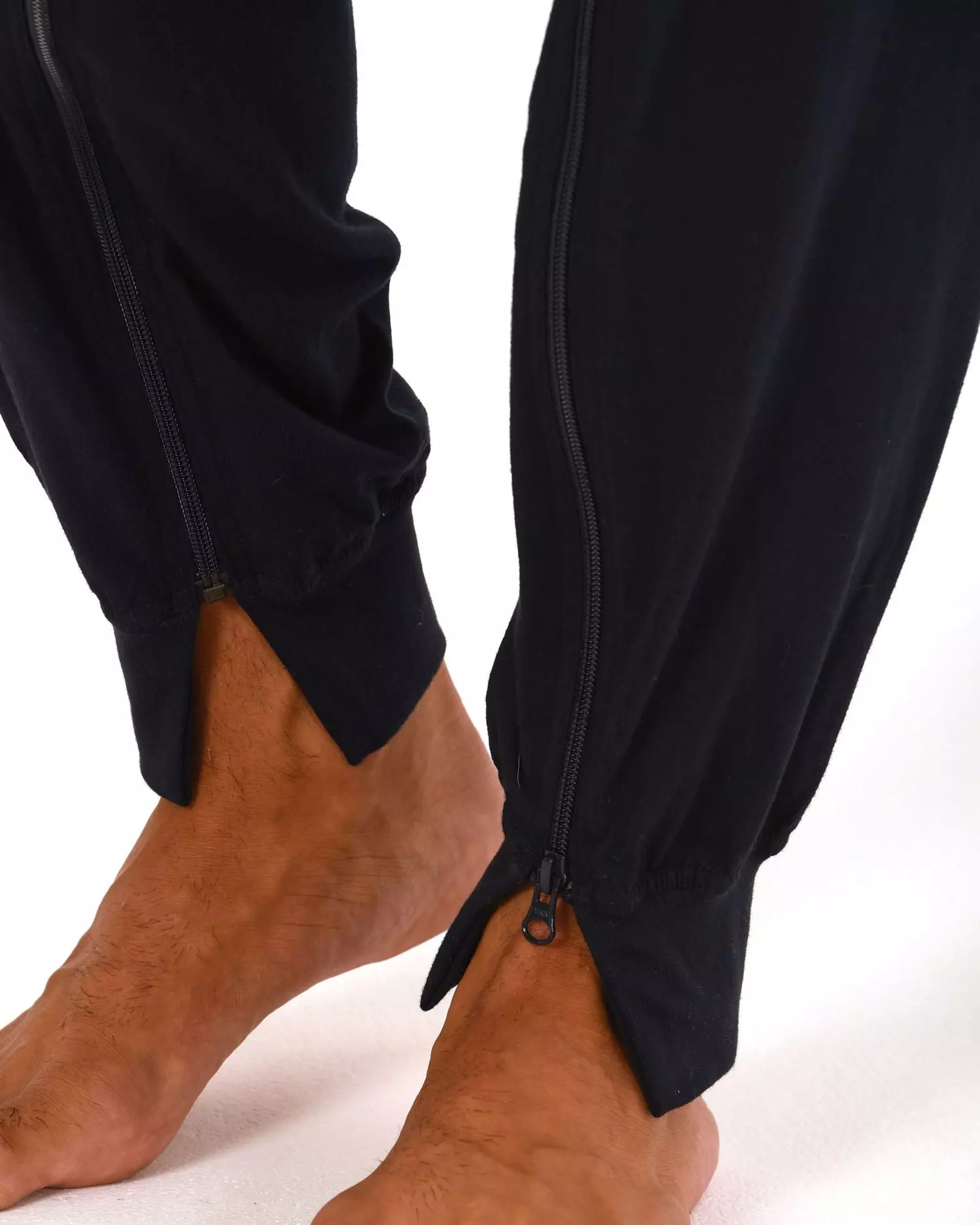 Pflegeoverall Herren mit Beinreißverschluss in Schwarz - Detailansicht